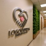 画像15: 手とハートの握手で繋がる優しさと信頼のロゴ (15)