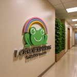 画像15: 笑顔のカエルと虹のロゴ (15)