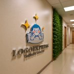 画像15: 枕で微笑む子供と輝く星のロゴ (15)