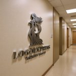 画像15: エレガントなRの文字と女性のシルエットのロゴ (15)