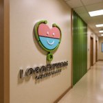 画像15: 聴診器と笑顔のハートが融合した医療ケアロゴ (15)