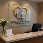 画像8: ハートの中で寄り添う犬と猫の優しいロゴ (8)