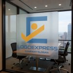 画像11: Eとチェックマーク、人型の信頼ロゴ (11)