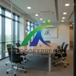 画像9: IとK、躍動する人型で繋がりを示すロゴ (9)