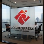 画像11: 躍動する人とアルファベットRのロゴ (11)