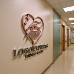 画像15: 寄り添う手と輝くハートの優しさロゴ (15)