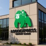 画像8: ゴリラの親子が示す保護と成長のロゴ (8)