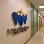 画像15: 輝く歯の王冠と星が示すロゴ (15)