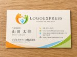 画像17: 家族の絆と成長を象徴する、3人の人物のシンボリックロゴ (17)