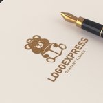 画像12: M の帽子をかぶって本を読んでいるかわいいクマのロゴ (12)