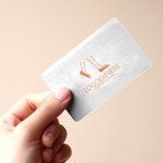 画像10: 靴を履いて歩く女性の足元のロゴ (10)