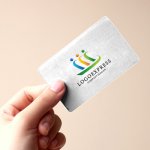 画像10: 成長と団結を象徴する、カラフルな人々とカヤックのロゴ (10)