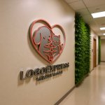 画像15: ハートの中で寄り添う犬と猫のロゴ (15)