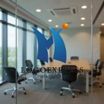 画像9: M字と人が躍動する成長ロゴ (9)