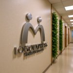 画像15: 人々の繋がりを表現したM字ロゴ (15)