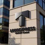 画像8: T字型の建物と上昇を表すロゴ (8)