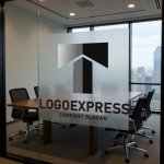 画像11: T字型の建物と上昇を表すロゴ (11)