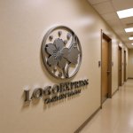 画像15: 女性の横顔と桜の優美なロゴ (15)