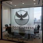 画像11: 鷲と光芒の力強いロゴ (11)