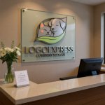 画像8: 葉に包まれた犬と猫の優しいロゴ (8)