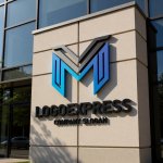 画像8: MとVを融合した幾何学ラインロゴ (8)