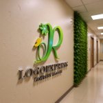 画像15: 葉と蝶が舞う筆記体Rの優雅なロゴ (15)