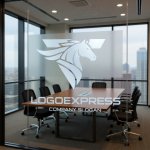 画像11: T字と駿馬の力強い黄金ロゴ (11)