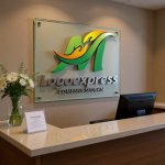 画像8: M字と葉っぱで包む人々の成長ロゴ (8)