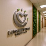 画像15: 手とハートが包む、優しさと幸福のロゴ (15)